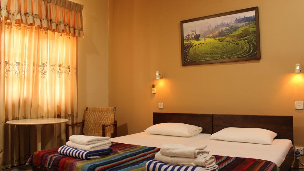 Hotel Janishi Residencies Negombo Zimmer foto