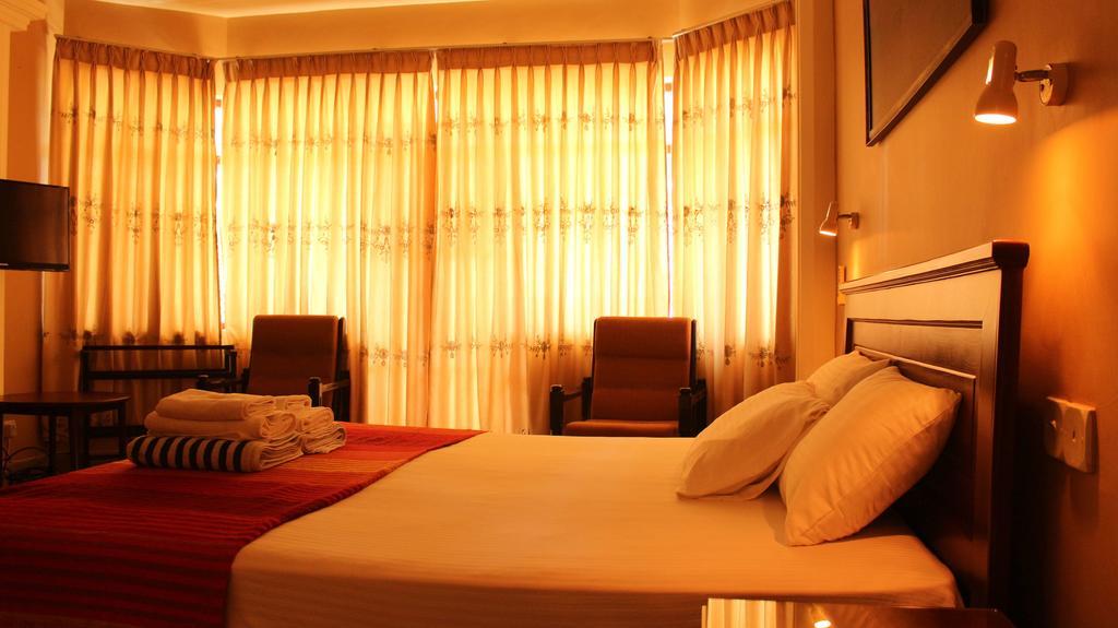 Hotel Janishi Residencies Negombo Zimmer foto