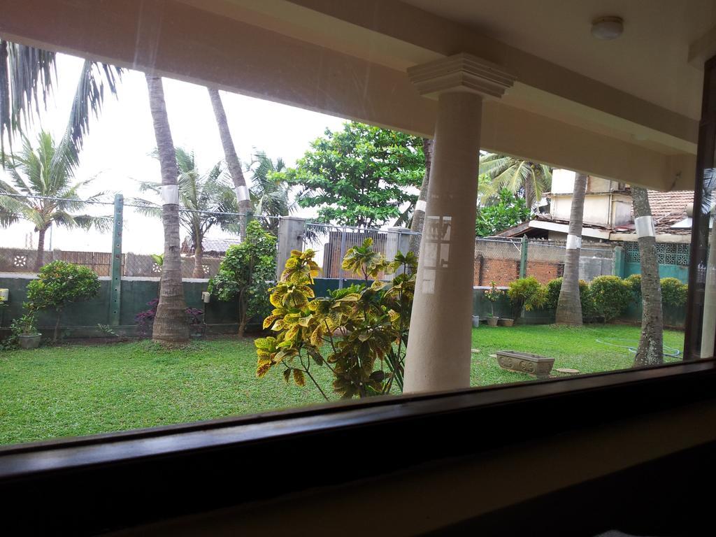 Hotel Janishi Residencies Negombo Zimmer foto
