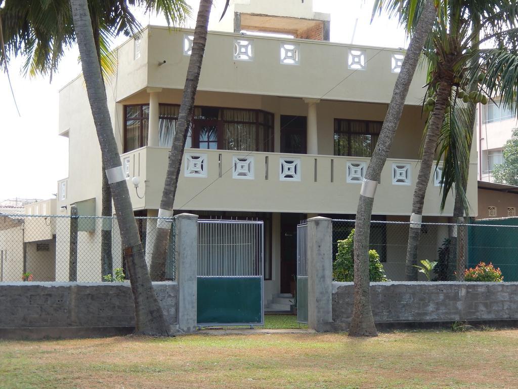 Hotel Janishi Residencies Negombo Zimmer foto