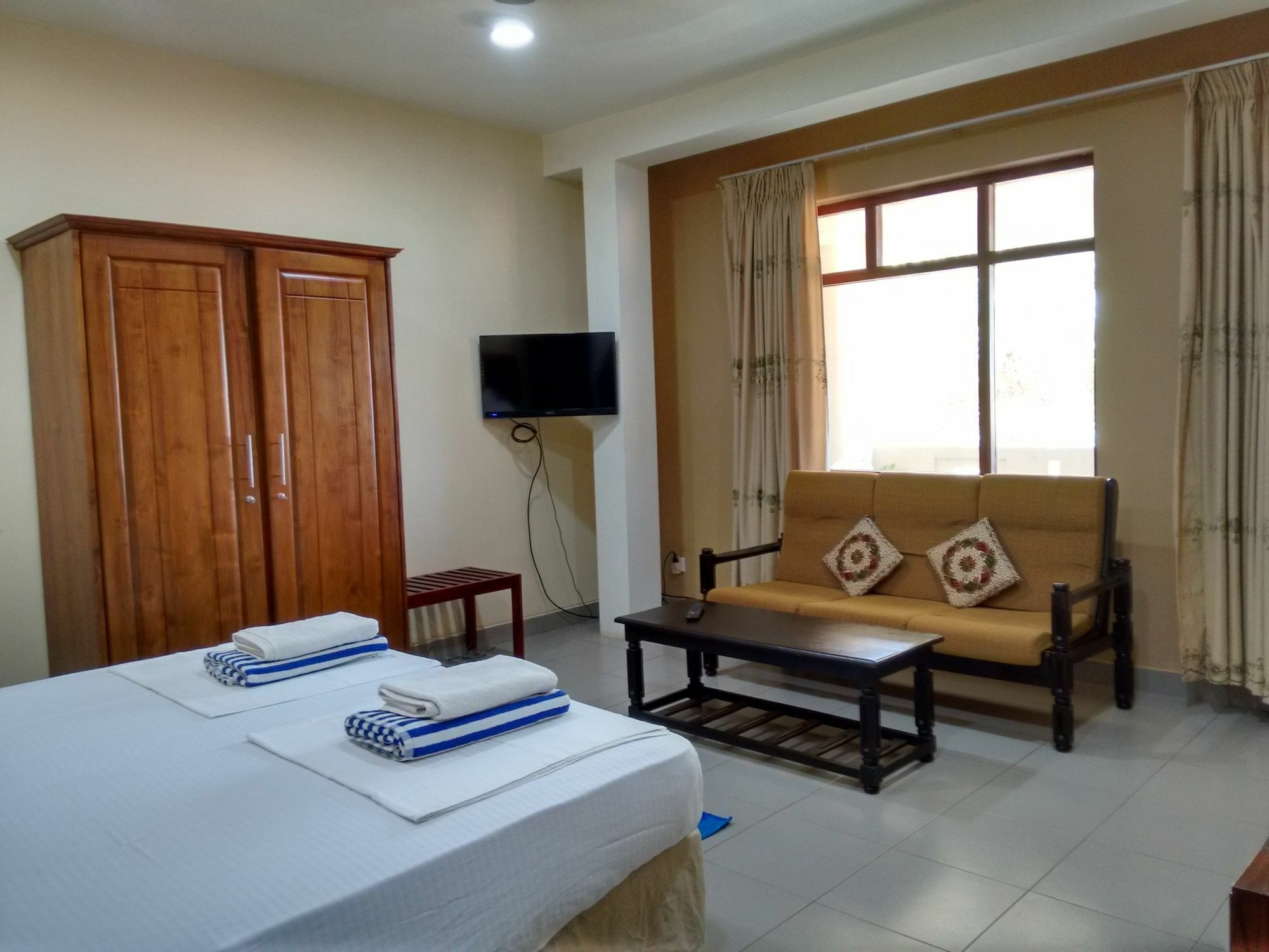 Hotel Janishi Residencies Negombo Exterior foto